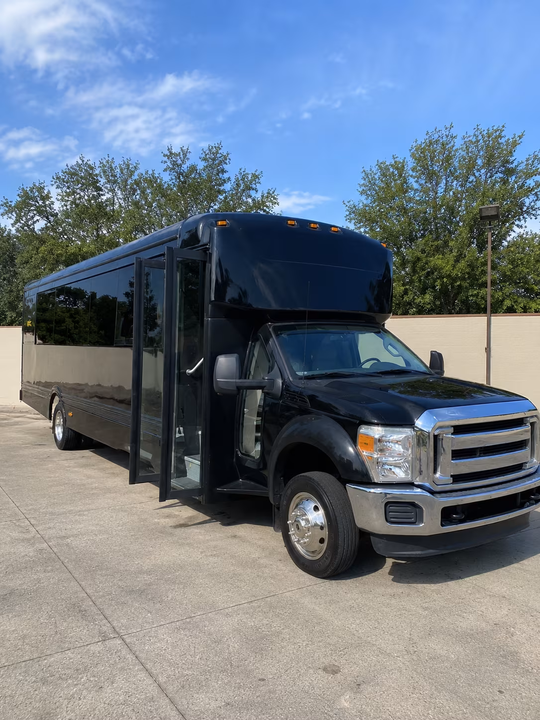 upland 20 passenger party bus